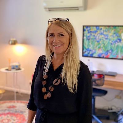 Dr Julie Nos